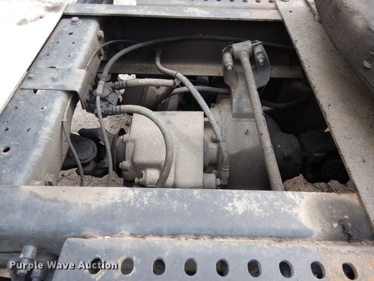 image for item DG6874 2004 International 9400i  semi truck