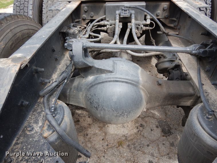 image for item DG6874 2004 International 9400i  semi truck