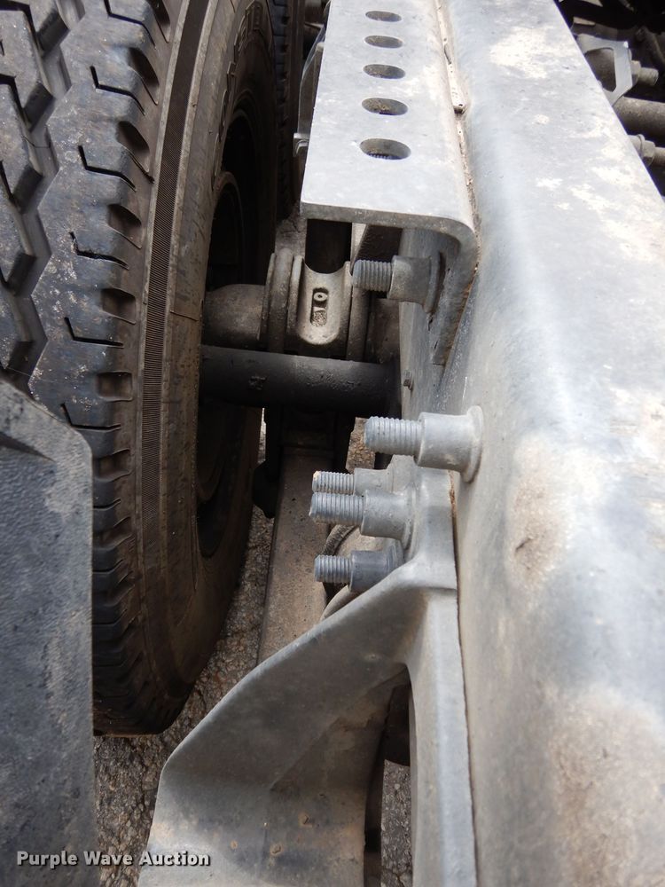 image for item DG6874 2004 International 9400i  semi truck