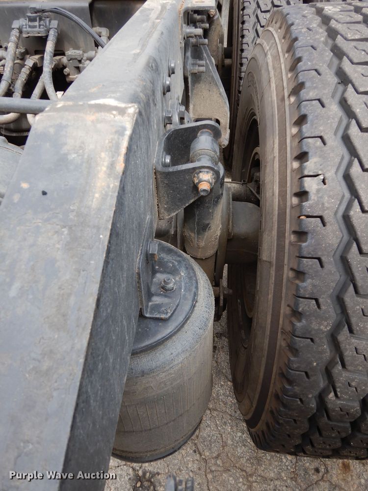 image for item DG6874 2004 International 9400i  semi truck