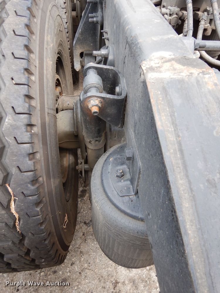 image for item DG6874 2004 International 9400i  semi truck