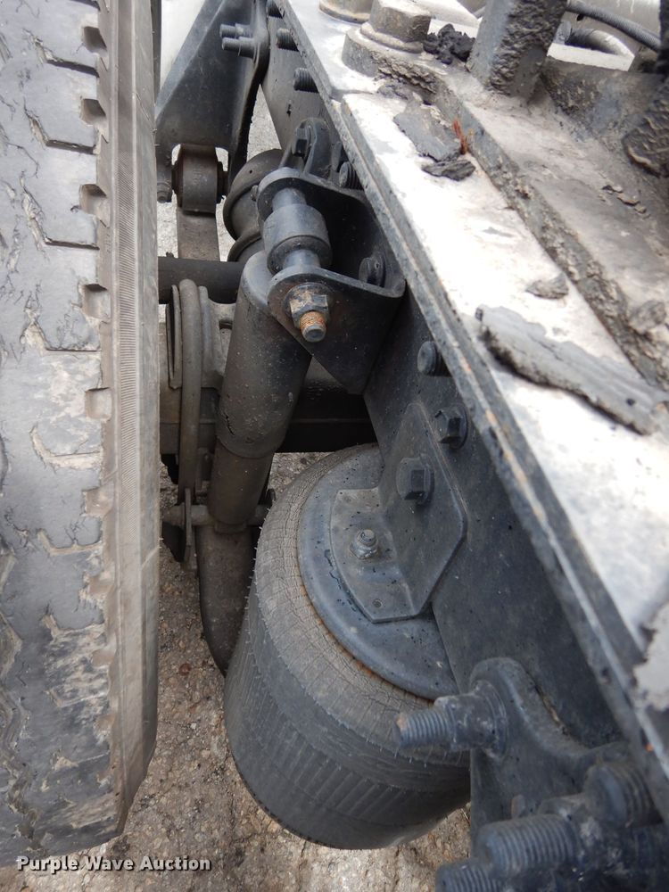 image for item DG6874 2004 International 9400i  semi truck