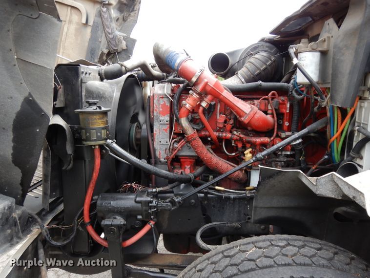 image for item DG6874 2004 International 9400i  semi truck