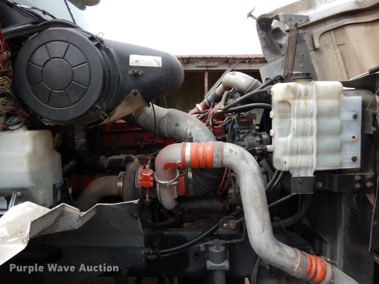 image for item DG6874 2004 International 9400i  semi truck