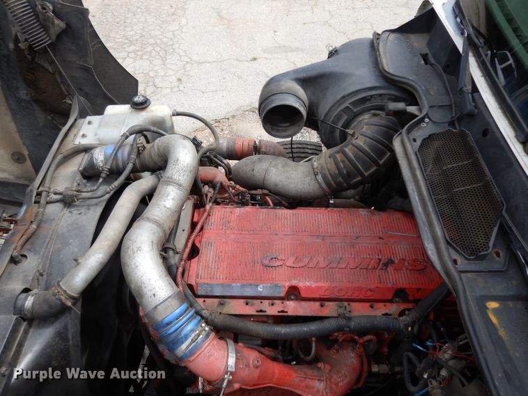 image for item DG6874 2004 International 9400i  semi truck