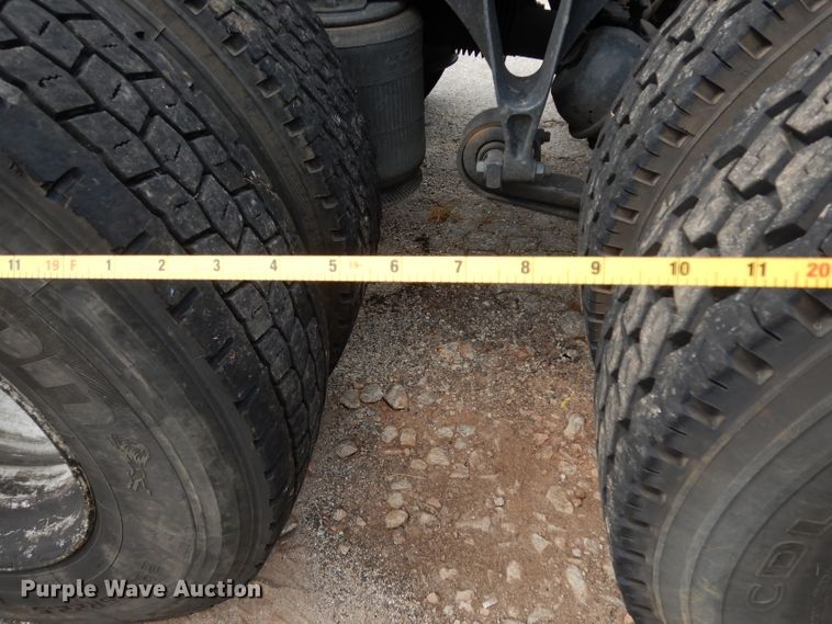 image for item DG6874 2004 International 9400i  semi truck