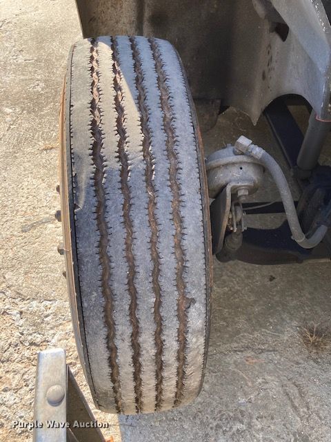 image for item DG6874 2004 International 9400i  semi truck