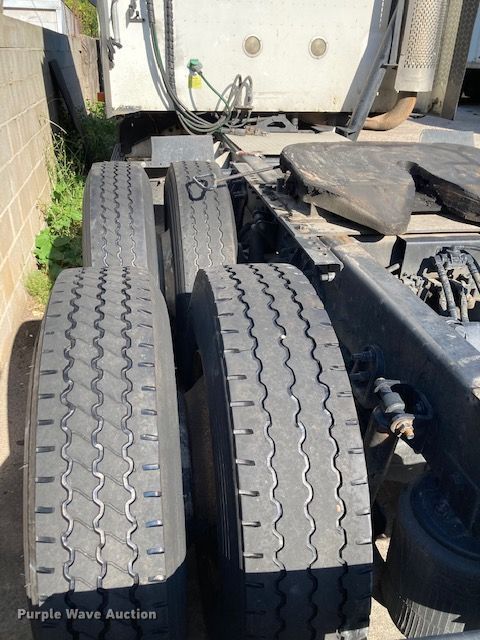 image for item DG6874 2004 International 9400i  semi truck