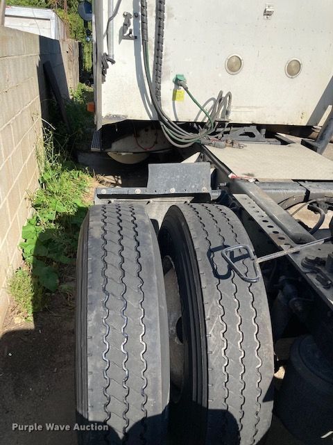 image for item DG6874 2004 International 9400i  semi truck