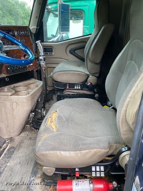 image for item DG6875 2007 International 9400i  semi truck