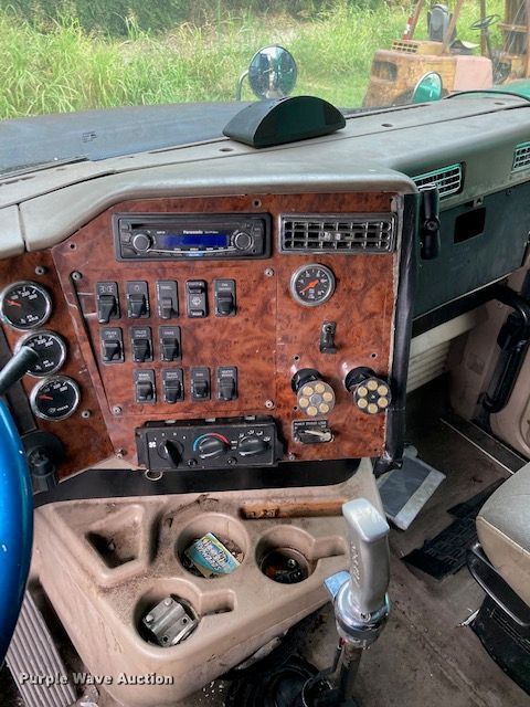 image for item DG6875 2007 International 9400i  semi truck