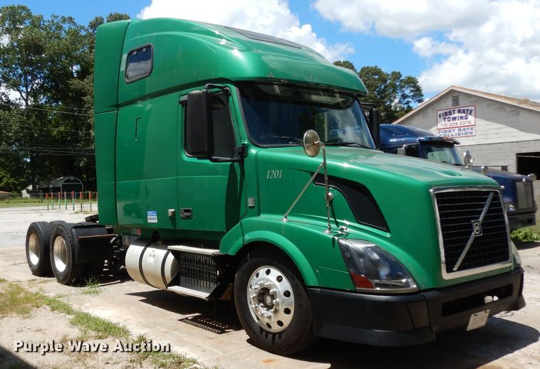 image for item DG6876 2009 Volvo VN Series  semi truck