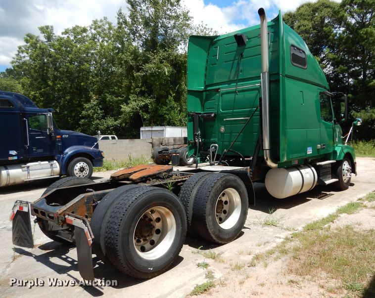 image for item DG6876 2009 Volvo VN Series  semi truck