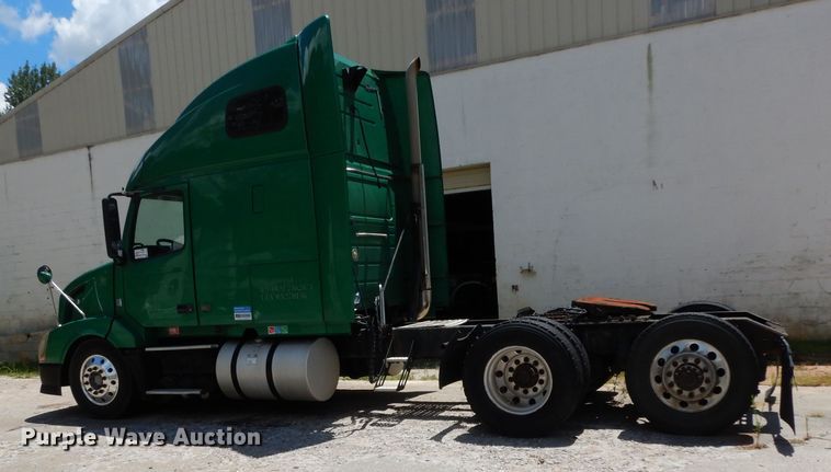 image for item DG6876 2009 Volvo VN Series  semi truck