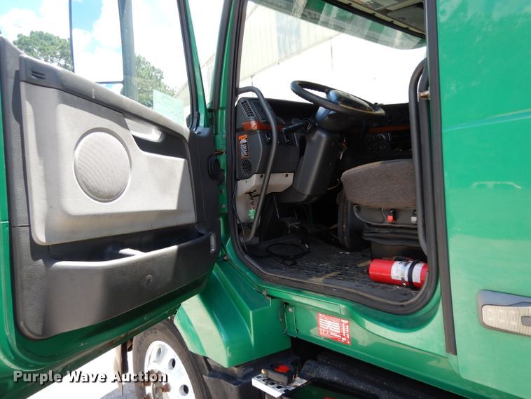 image for item DG6876 2009 Volvo VN Series  semi truck