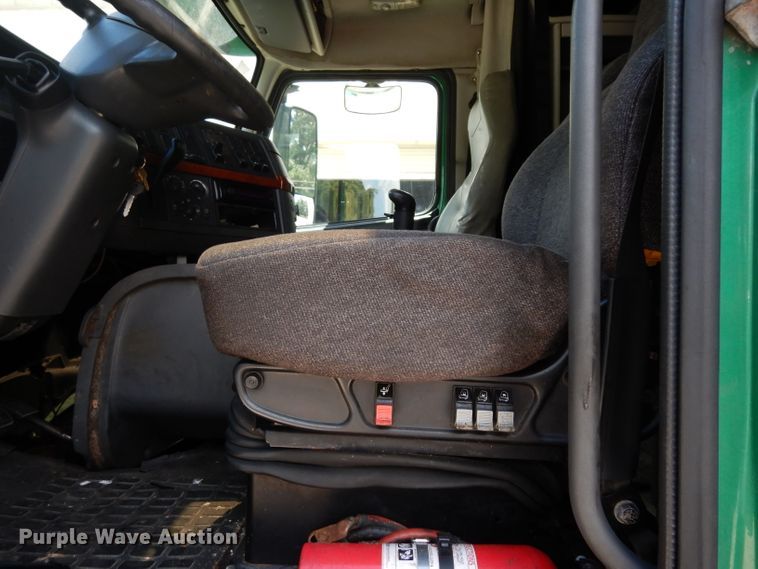 image for item DG6876 2009 Volvo VN Series  semi truck