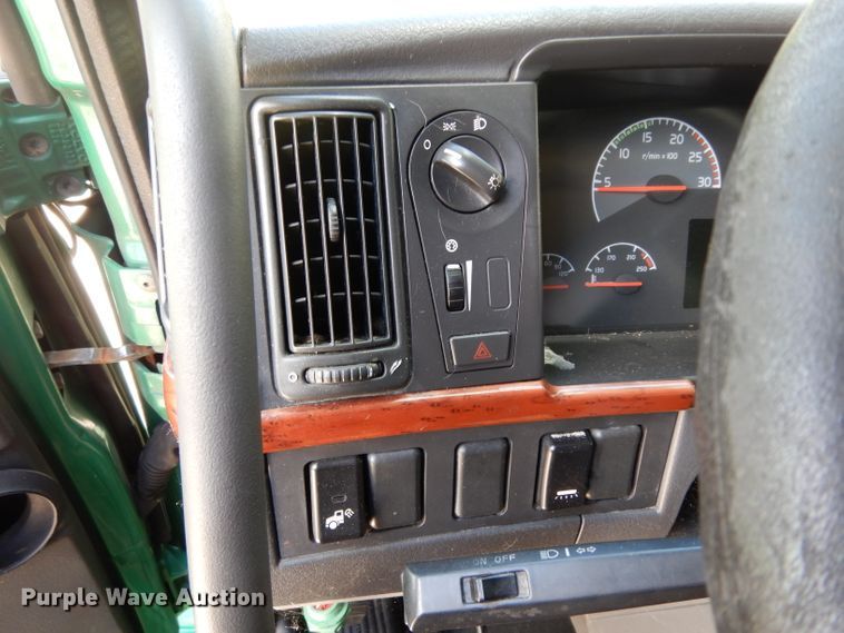 image for item DG6876 2009 Volvo VN Series  semi truck