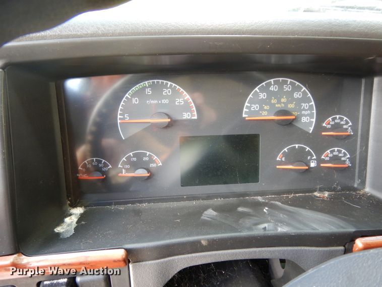 image for item DG6876 2009 Volvo VN Series  semi truck