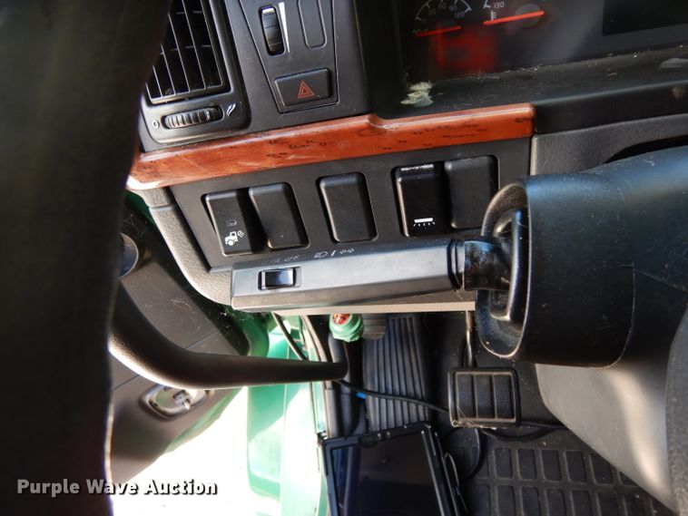 image for item DG6876 2009 Volvo VN Series  semi truck