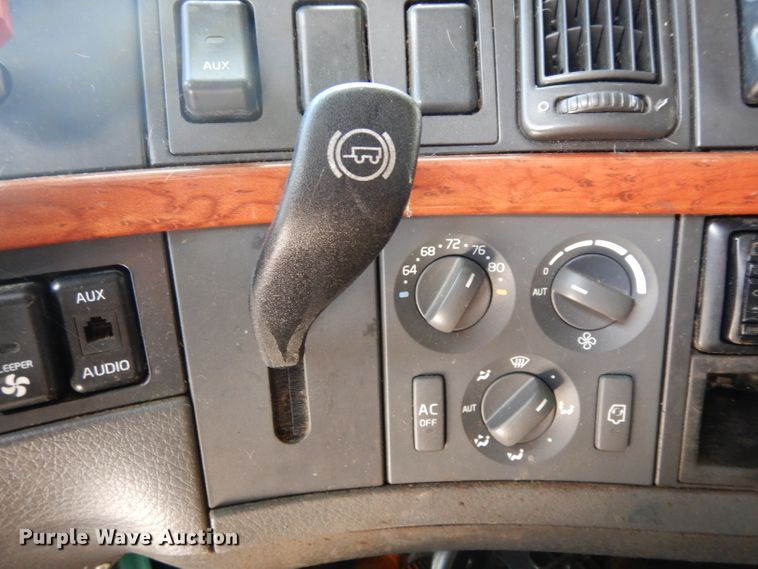 image for item DG6876 2009 Volvo VN Series  semi truck