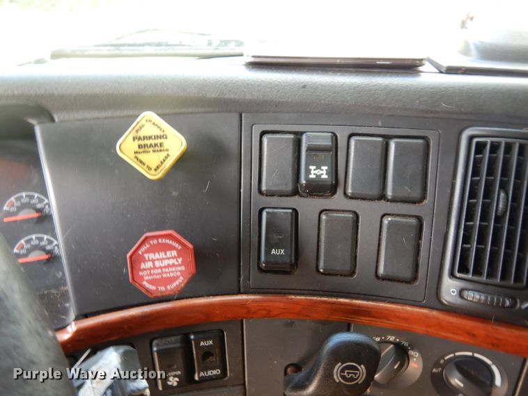 image for item DG6876 2009 Volvo VN Series  semi truck