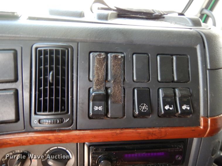 image for item DG6876 2009 Volvo VN Series  semi truck