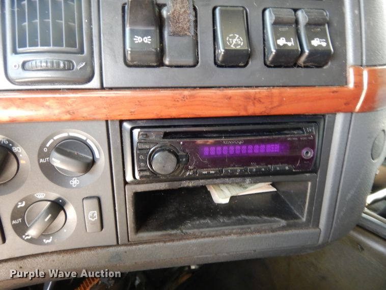 image for item DG6876 2009 Volvo VN Series  semi truck