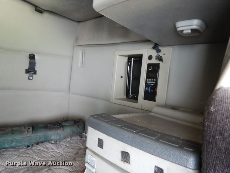 image for item DG6876 2009 Volvo VN Series  semi truck