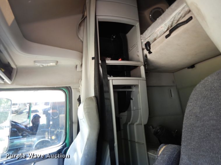 image for item DG6876 2009 Volvo VN Series  semi truck