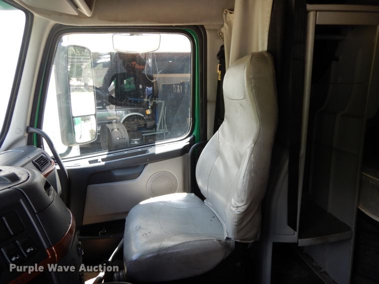 image for item DG6876 2009 Volvo VN Series  semi truck