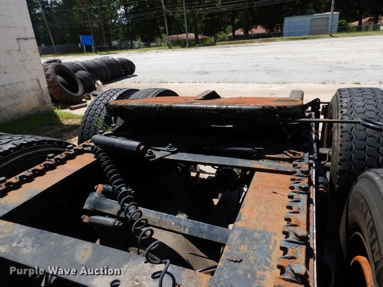 image for item DG6876 2009 Volvo VN Series  semi truck