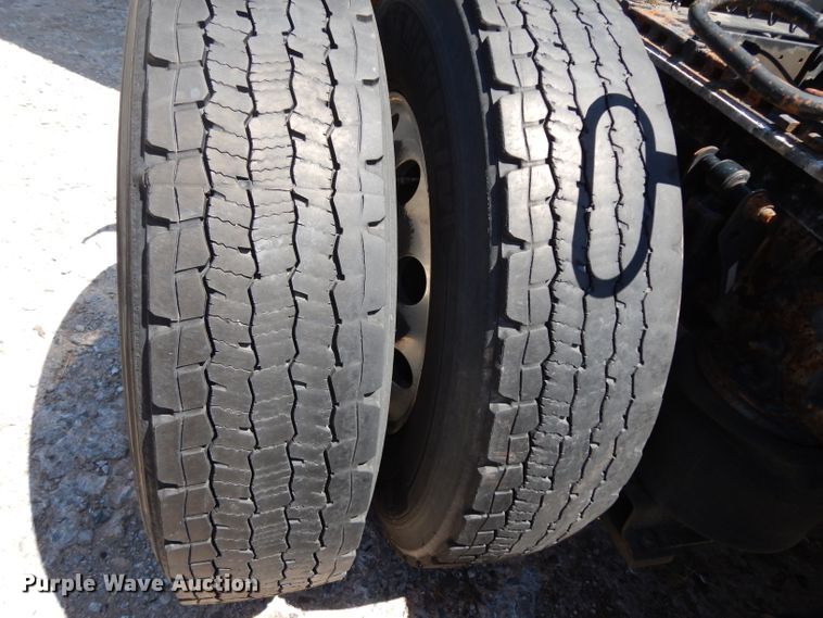 image for item DG6876 2009 Volvo VN Series  semi truck