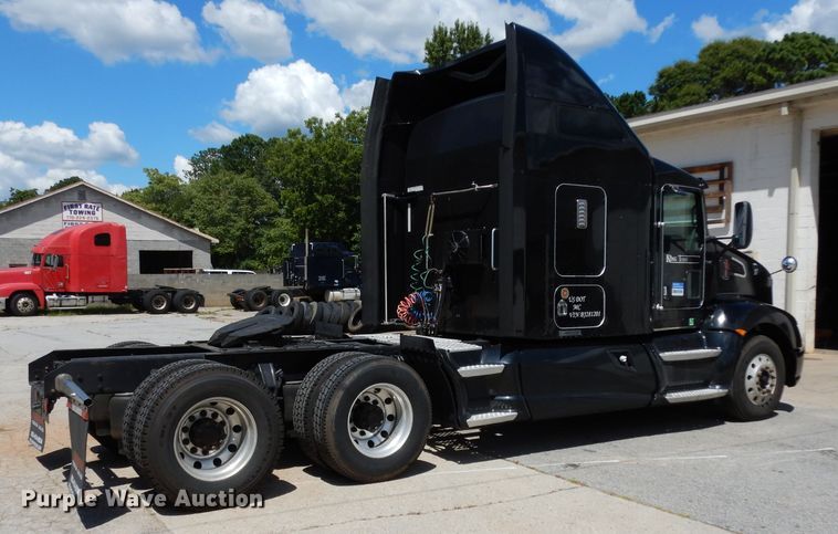 image for item DG6877 2011 Kenworth T660  semi truck