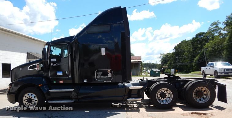 image for item DG6877 2011 Kenworth T660  semi truck