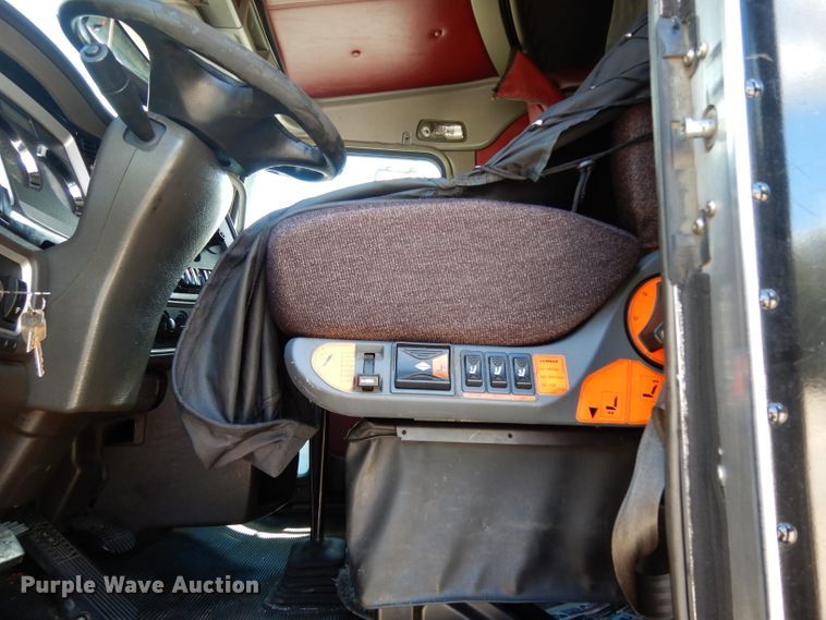 image for item DG6877 2011 Kenworth T660  semi truck