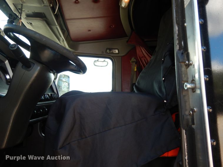 image for item DG6877 2011 Kenworth T660  semi truck