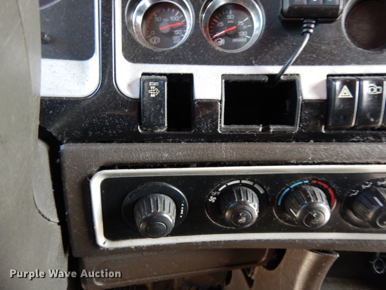 image for item DG6877 2011 Kenworth T660  semi truck