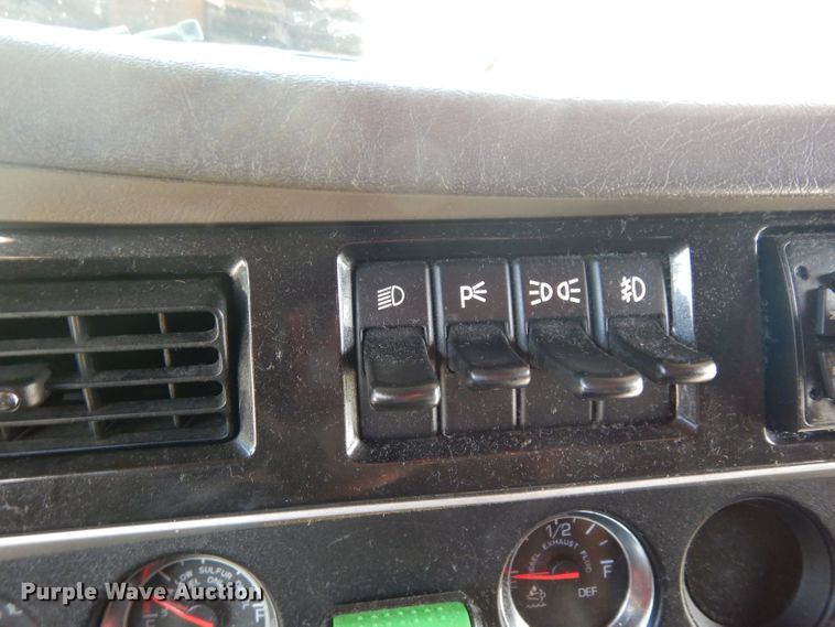 image for item DG6877 2011 Kenworth T660  semi truck