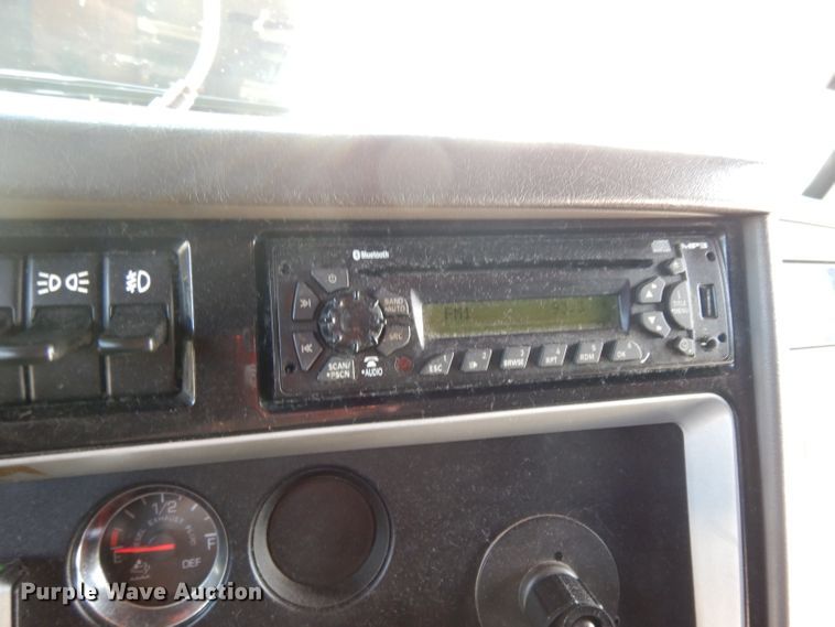 image for item DG6877 2011 Kenworth T660  semi truck