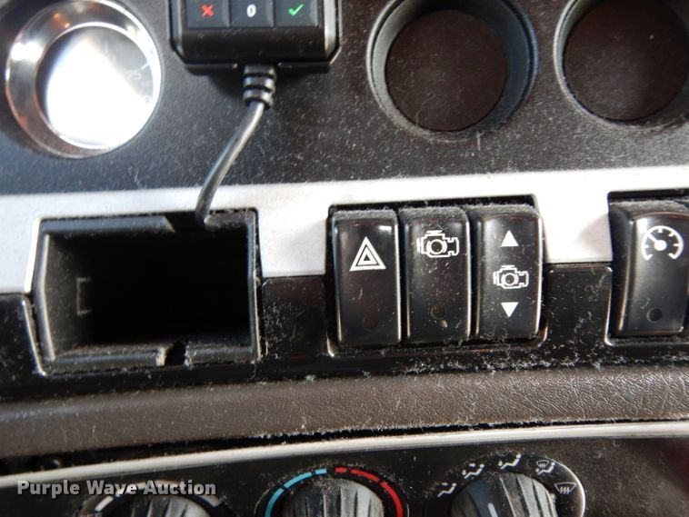 image for item DG6877 2011 Kenworth T660  semi truck