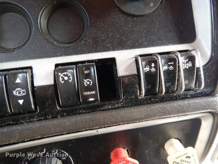 image for item DG6877 2011 Kenworth T660  semi truck