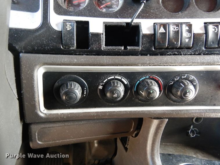 image for item DG6877 2011 Kenworth T660  semi truck