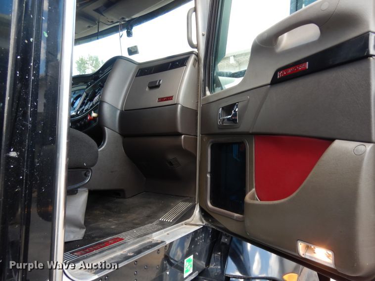 image for item DG6877 2011 Kenworth T660  semi truck