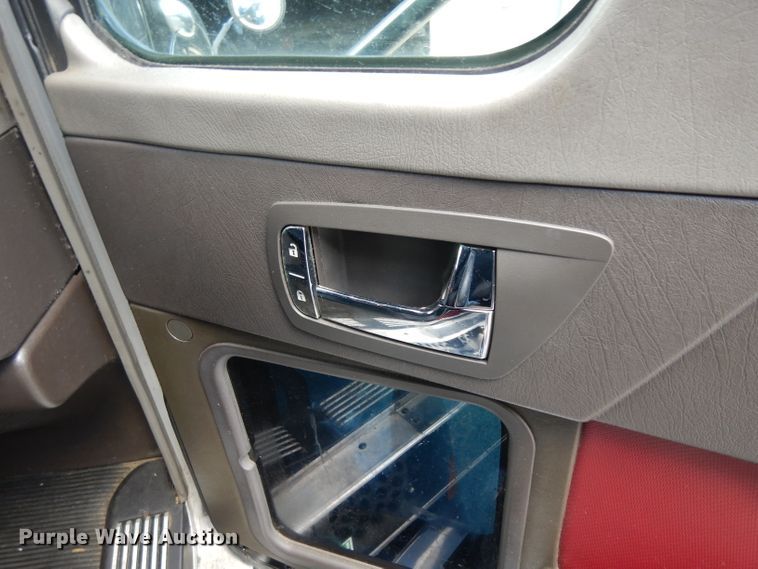 image for item DG6877 2011 Kenworth T660  semi truck