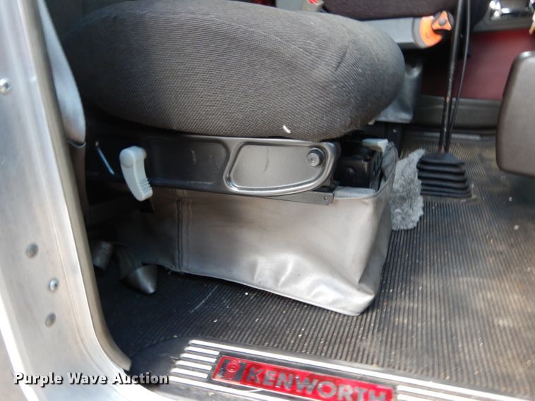 image for item DG6877 2011 Kenworth T660  semi truck