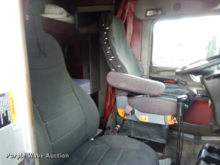 image for item DG6877 2011 Kenworth T660  semi truck