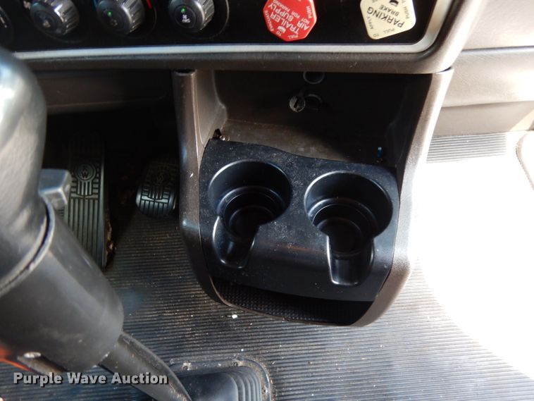 image for item DG6877 2011 Kenworth T660  semi truck