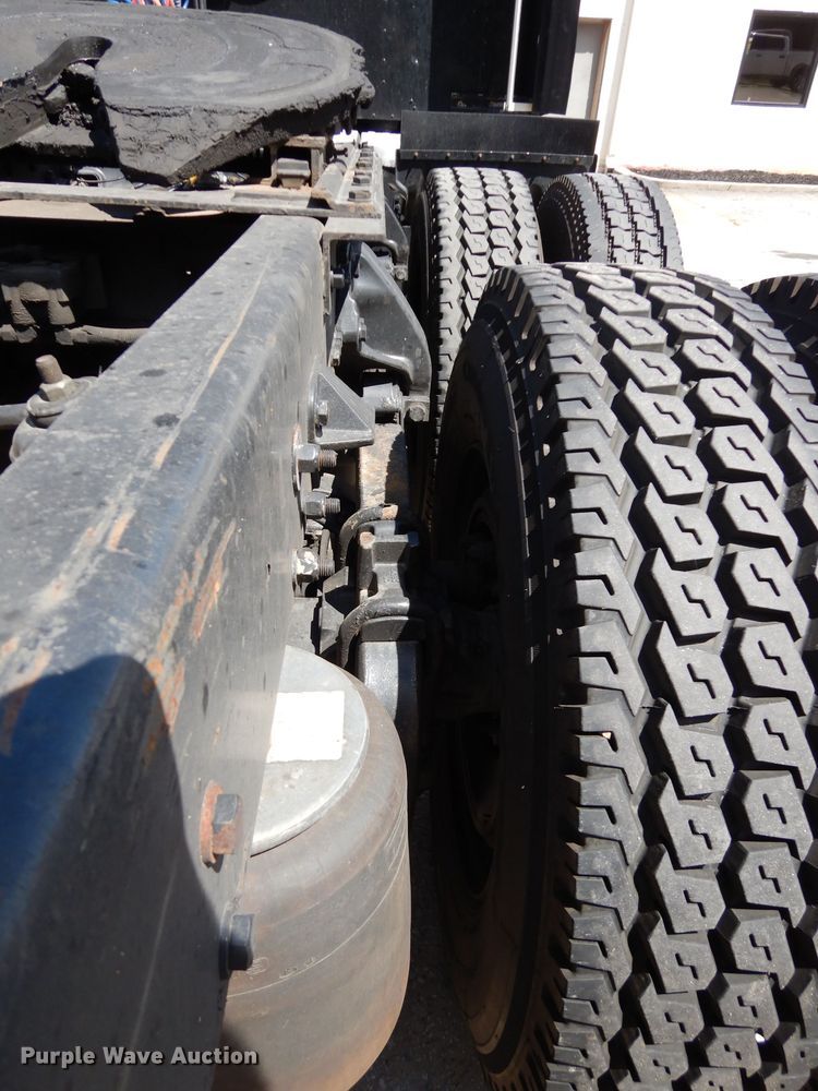 image for item DG6877 2011 Kenworth T660  semi truck