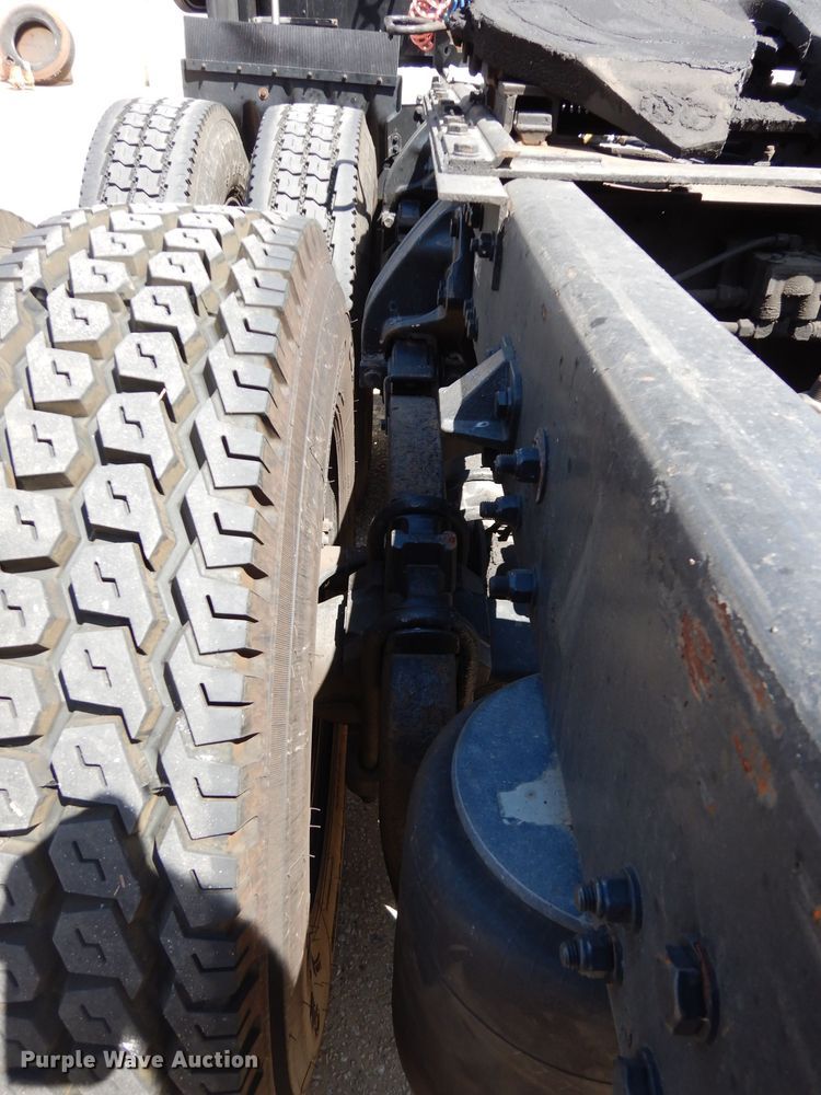 image for item DG6877 2011 Kenworth T660  semi truck