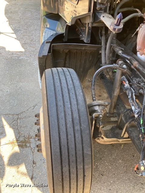 image for item DG6877 2011 Kenworth T660  semi truck